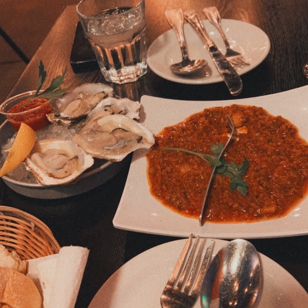 Foto tomada en Sotto Mare Oysteria &amp; Seafood Restaurant  por Abdullah el 10/27/2022