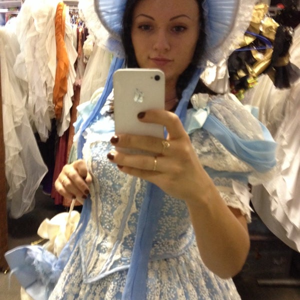 Костюмер в балете. Художник костюмер. Костюмер спб. Костюмер элисон фенгер. Театральные профессии костюмер.