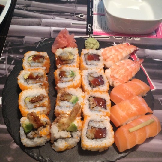 11/30/2012 tarihinde Sandra C.ziyaretçi tarafından Sushi Store Express'de çekilen fotoğraf
