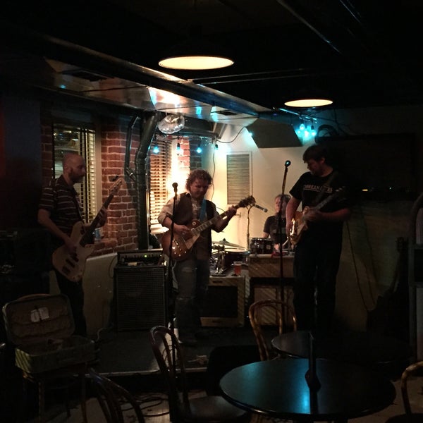 Foto tomada en Dave&#39;s Pub  por Ryan S. el 5/20/2015