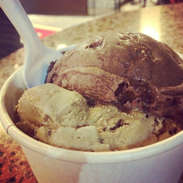 Photo taken at Mission Street Ice Cream and Yogurt - Featuring McConnell&#39;s Fine Ice Creams by Cyn C. on 9/21/2012