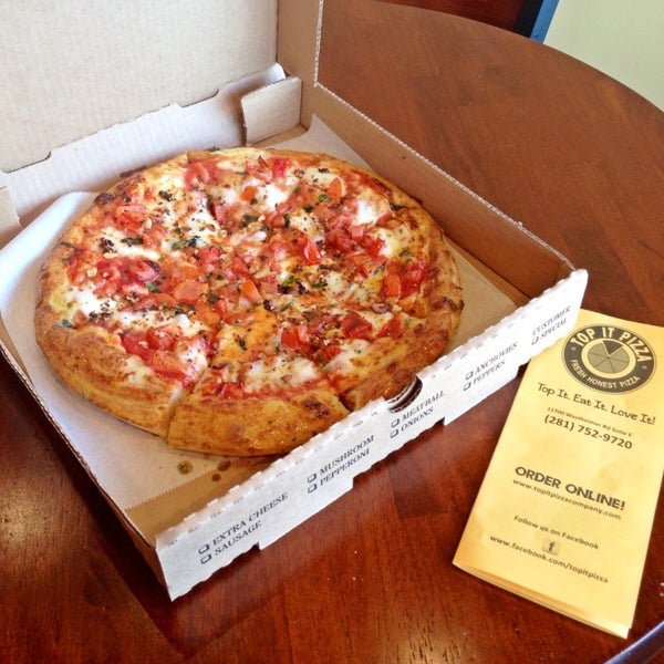 รูปภาพถ่ายที่ Top It Pizza โดย Rachel เมื่อ 6/21/2013