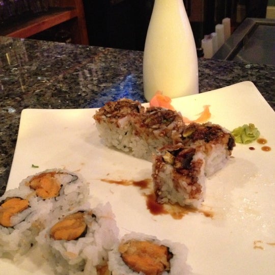 Das Foto wurde bei Osaka Sushi And Steak von Kendra B. am 11/13/2012 aufgenommen
