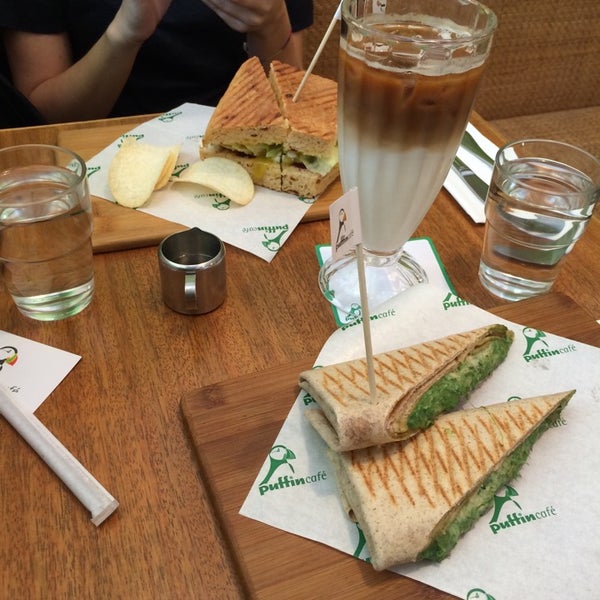 Паффин кафе кто читает. Чтец паффин кафе фото. Паффин кафе. Puffin cafe олег григорьев. Puffin cafe.