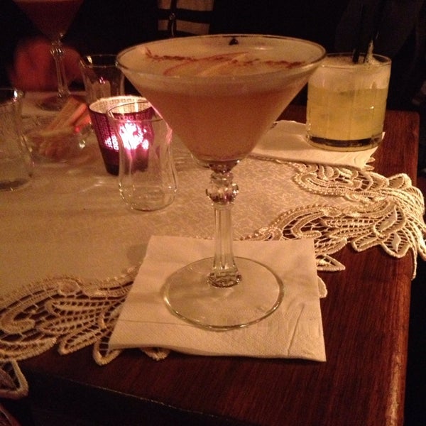รูปภาพถ่ายที่ Old Fashioned Cocktail &amp; Absinthe Bar โดย Elien C. เมื่อ 8/10/2013