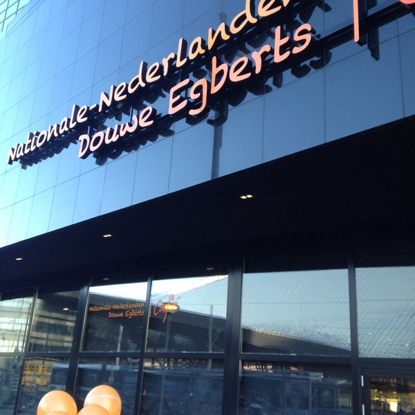 2/20/2013 tarihinde Rik Leonardsziyaretçi tarafından Nationale-Nederlanden Douwe Egberts Café'de çekilen fotoğraf