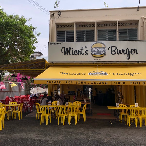 Foto diambil di Mient&#39;s Burger oleh Eimhays pada 10/29/2018