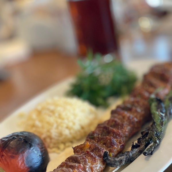 Das Foto wurde bei Köşkeroğlu Baklava &amp; Restaurant von Zahra Farshi am 7/18/2021 aufgenommen