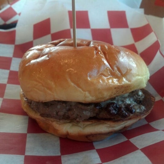Снимок сделан в Knucklehead Burgers пользователем Kimberly S. 10/4/2012