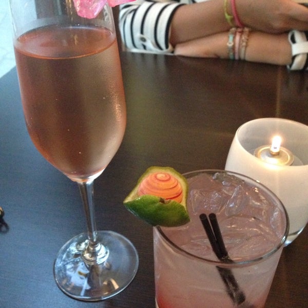 Das Foto wurde bei Copper Restaurant &amp; Dessert Lounge von Idalia am 7/6/2014 aufgenommen