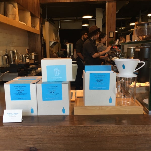 Photo taken at Blue Bottle Coffee by Sugo T. on 10/1/2017