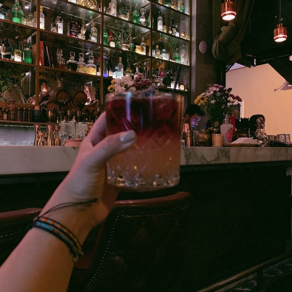Das Foto wurde bei Moretenders&#39; Cocktail Crib von Selen S. am 9/2/2019 aufgenommen
