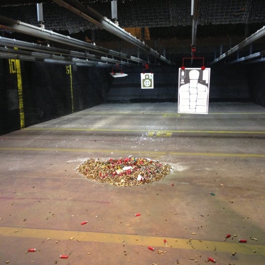 Foto scattata a DFW Gun Range and Training Center da John K. il 12/9/2012