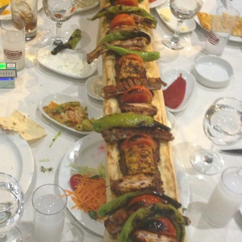 Снимок сделан в Adanalı Hasan Kolcuoğlu Restaurant пользователем Berna A. 5/26/2013