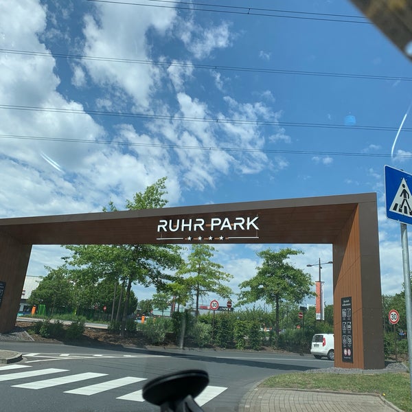 รูปภาพถ่ายที่ Ruhr Park โดย Danijela . เมื่อ 6/14/2019