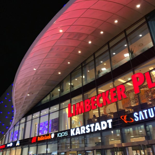 รูปภาพถ่ายที่ Einkaufszentrum Limbecker Platz โดย Danijela . เมื่อ 12/17/2019