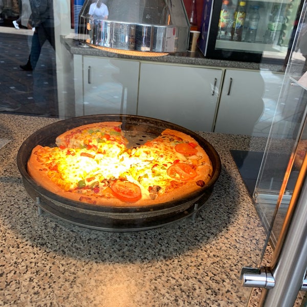 Das Foto wurde bei Pizza Hut von Danijela . am 6/11/2019 aufgenommen