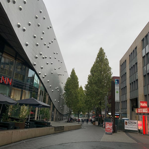 Das Foto wurde bei Einkaufszentrum Limbecker Platz von Danijela . am 10/19/2021 aufgenommen