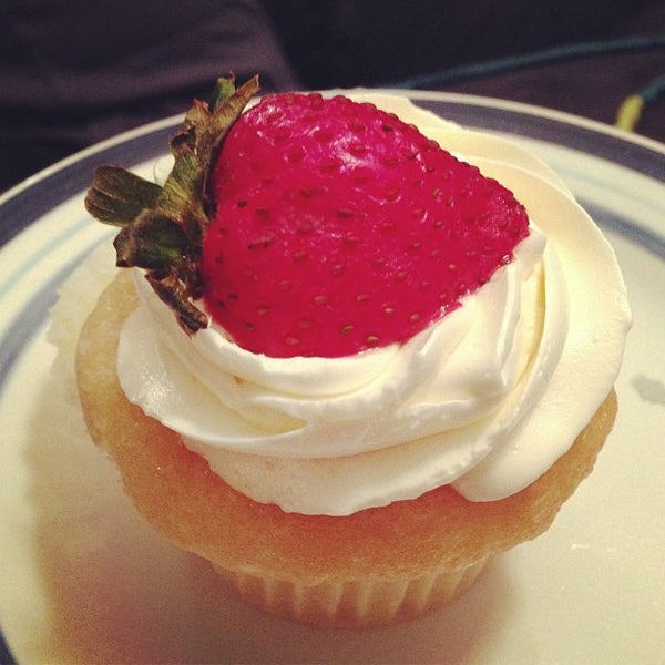 9/18/2013にLori G.がMolly&#39;s Cupcakesで撮った写真