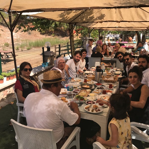 Das Foto wurde bei Saklıgöl Restaurant &amp; Cafe von Adnan B. am 9/5/2017 aufgenommen