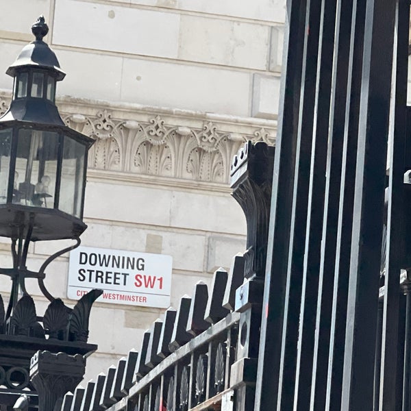 Foto diambil di 10 Downing Street oleh Silvia C. pada 6/11/2022