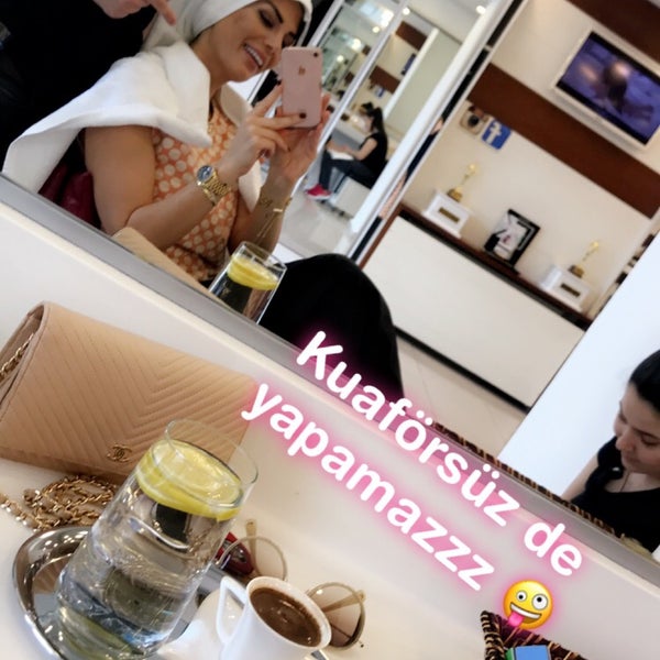 Das Foto wurde bei Salon Mehmet &amp; Erkan Kuaför von Seda Ş. am 4/25/2018 aufgenommen