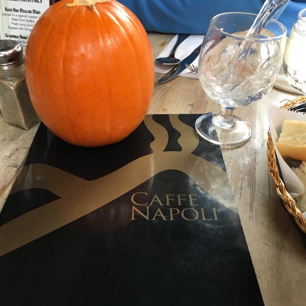 10/15/2017 tarihinde Gaby L.ziyaretçi tarafından Caffé Napoli'de çekilen fotoğraf