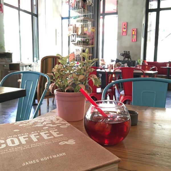 9/1/2016 tarihinde Yesempatik N.ziyaretçi tarafından Mahalo Coffee Shop'de çekilen fotoğraf