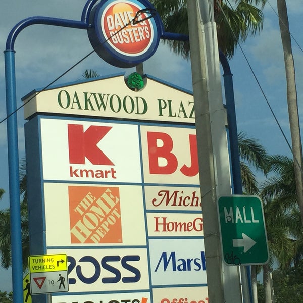Oakwood Plaza Plaza in Hollywood