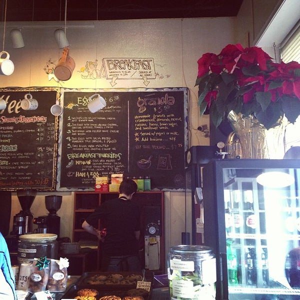รูปภาพถ่ายที่ C&#39;ville Coffee โดย Angelica เมื่อ 12/15/2012