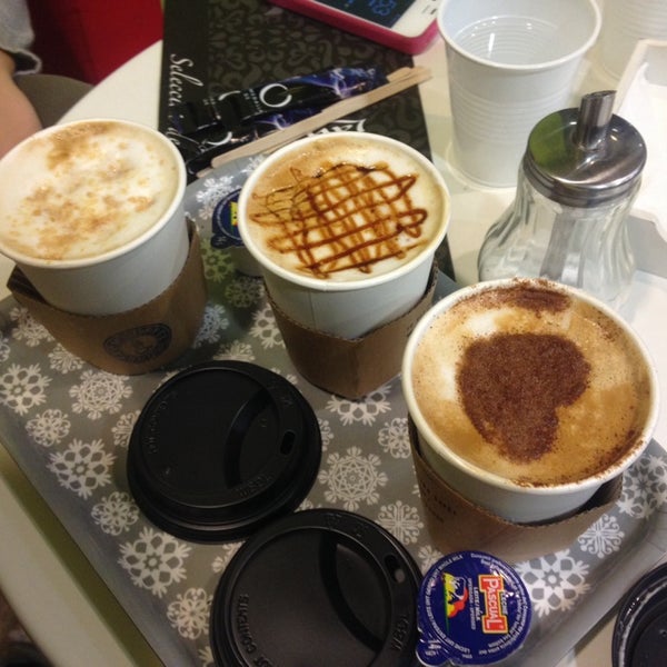 Снимок сделан в TOP COFFEE SHOP &amp; JUICE BAR пользователем Roberta K. 12/14/2013