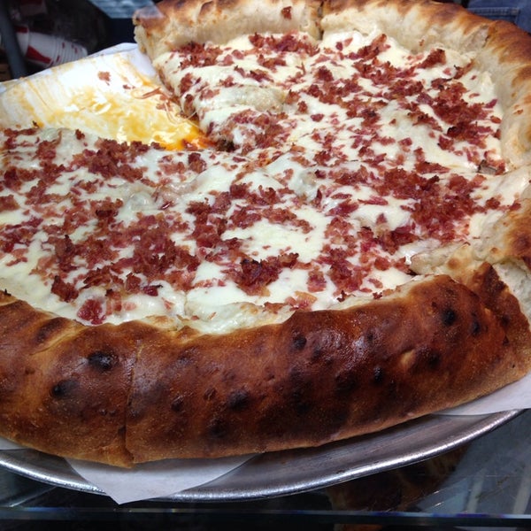 Снимок сделан в Joe’s New York Pizza пользователем Andrea A. 11/9/2013