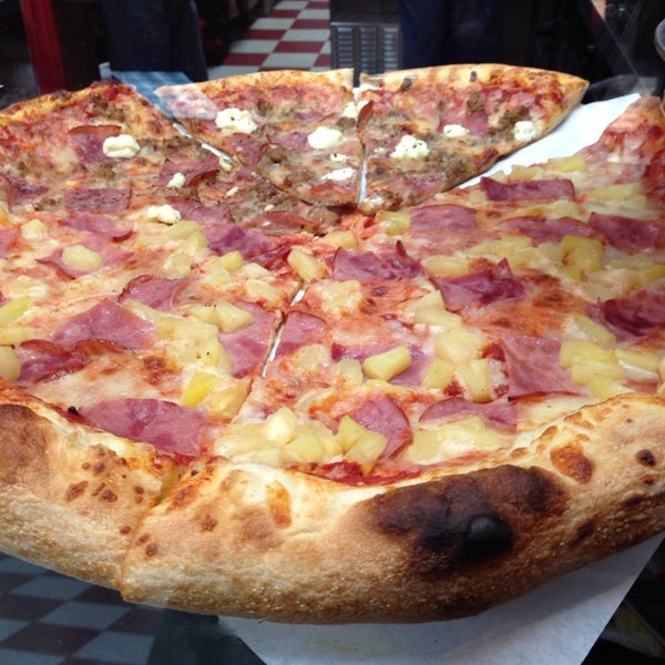 รูปภาพถ่ายที่ Joe’s New York Pizza โดย Andrea A. เมื่อ 11/9/2013