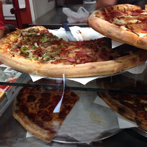 Снимок сделан в Joe’s New York Pizza пользователем Andrea A. 12/27/2013