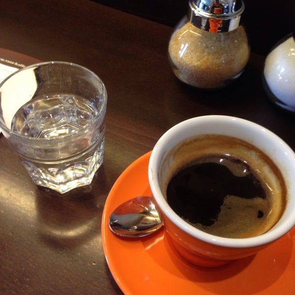 Photo taken at Vee&#39;s Kaffee &amp; Bohnen by J. Philipp B. on 6/24/2014