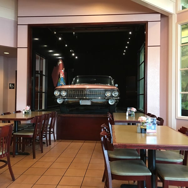 9/5/2018 tarihinde Nat G.ziyaretçi tarafından Cadillac Cafe'de çekilen fotoğraf