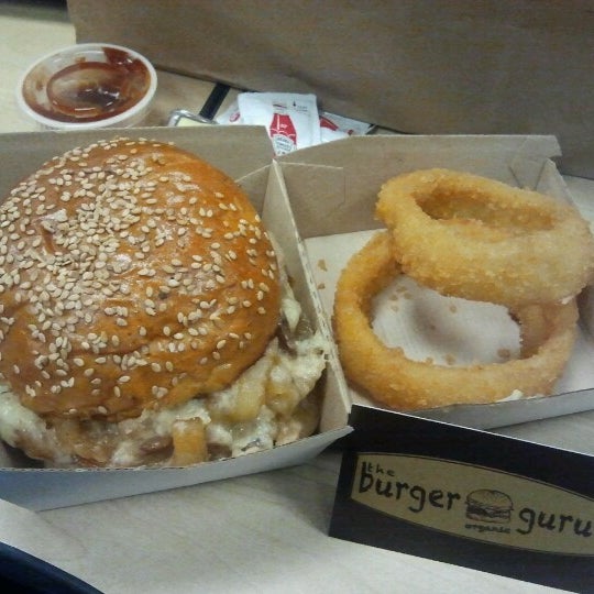 10/12/2012에 Omar F.님이 The Burger Guru에서 찍은 사진