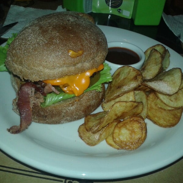 Снимок сделан в Burger&#39;s Club пользователем Gustavo C. 12/7/2013