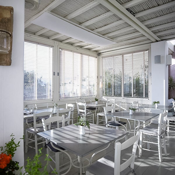 For breakfast, lunch or dinner, the Semeli Mykonos Hotel offers you a comfortable and stylish gastronomical solution.