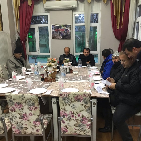 Das Foto wurde bei Bayır Balık Vadi Restaurant von Bekir am 12/7/2018 aufgenommen