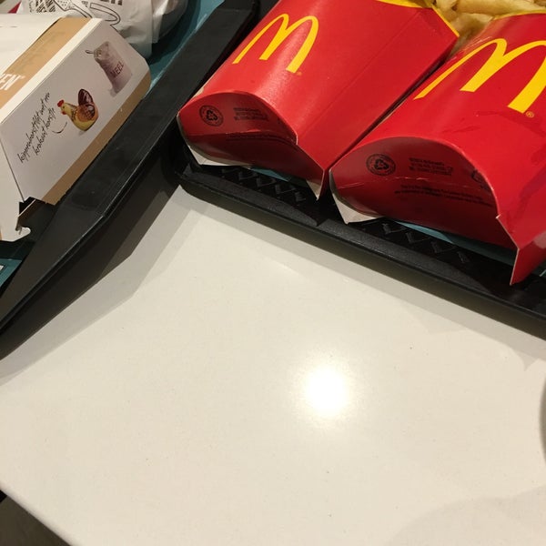 รูปภาพถ่ายที่ McDonald&#39;s โดย Sado เมื่อ 11/26/2015