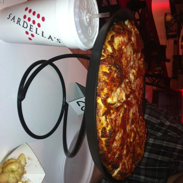 Снимок сделан в Sardella&#39;s Pizza &amp; Wings пользователем Jo :. 4/21/2013