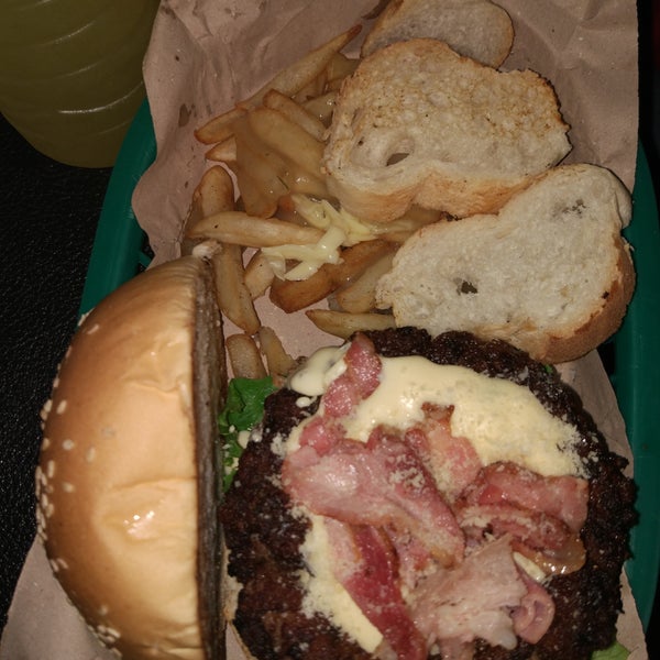 Están riquísimas las hamburguesas en especial la Cheese Deep.