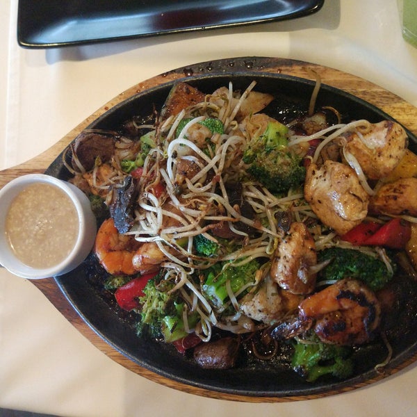 Están ricos los platillos de tepanyaki con vegetales y el wok de res.