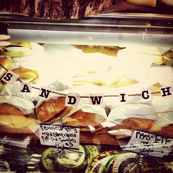 Das Foto wurde bei Cheese Shop von Mona S. am 9/23/2012 aufgenommen