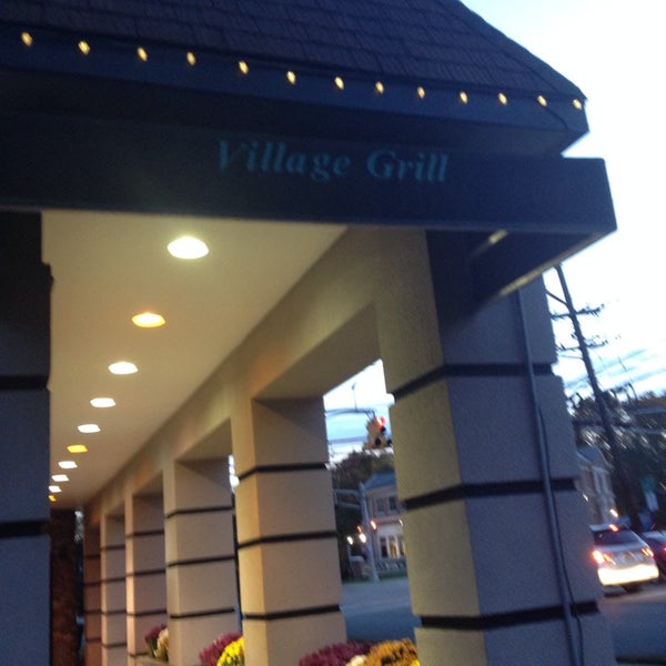 รูปภาพถ่ายที่ The Village Grille โดย Rommy เมื่อ 10/29/2013