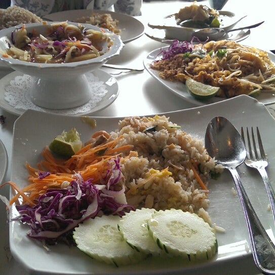 6/2/2013 tarihinde Josh H.ziyaretçi tarafından Amarin Thai Restaurant'de çekilen fotoğraf