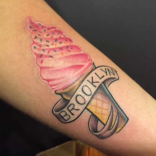 9/16/2015 tarihinde Shannon M.ziyaretçi tarafından Triple Diamond Tattoo'de çekilen fotoğraf