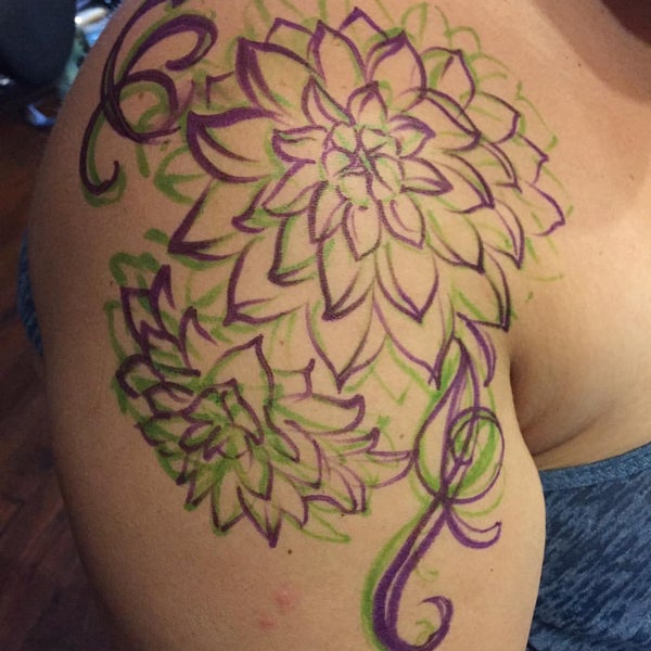 9/24/2015 tarihinde Shannon M.ziyaretçi tarafından Triple Diamond Tattoo'de çekilen fotoğraf