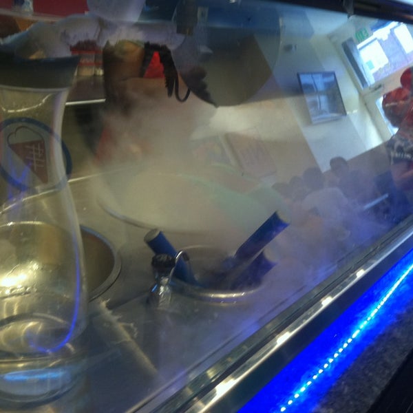 Foto tomada en Sub Zero Nitrogen Ice Cream  por Lynne N. el 6/21/2013